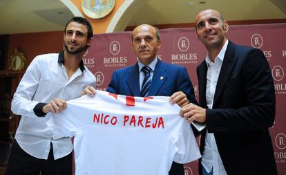 El argentino Nico Pareja, izquierda, durante su presentación junta a José María Del Nido, presidente del Sevilla, y Monchi, directivor deportivo. El central, procedente del Spartak de Moscú, jugó en el Espanyol entre 2008 y 2010 y fue convocado por la albiceleste de Diego Maradona en 2009.