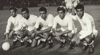 Desde la izquierda, Miguel Pérez, Amancio, Grosso, Velázquez y Bueno, la delantera del Real Madrid, durante el partido de Liga 67 -68 en el estadio Santiago Bernabéu.