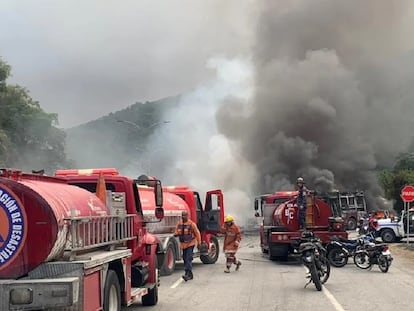 Personal de emergencia trabaja en la zona del accidente en la autopista Gran Mariscal de Ayacucho.