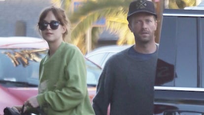 Dakota Johnson y Chris Martin, en Santa Mónica, el pasado agosto. 
 