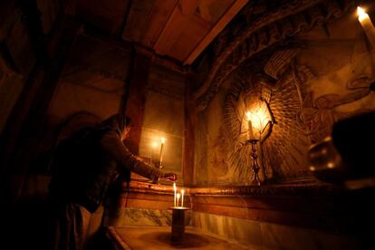 Ahora solo falta que permanezca el buen clima y que se fomente una nueva cultura en la que queden abolidas prácticas, como la colocación de velas alrededor del edículo, que han sido muy dañinas para la piedra. En la imagen, una mujer cristiana reza en el interior del edículo que rodea la tumba de Jesucristo.