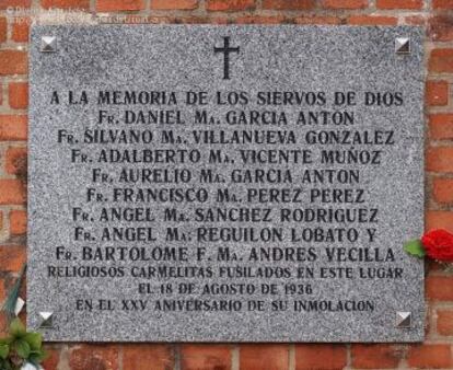 Placa retirada en el cementerio de Carabanchel Bajo que homenajeaba a ocho religiosos carmelitas.