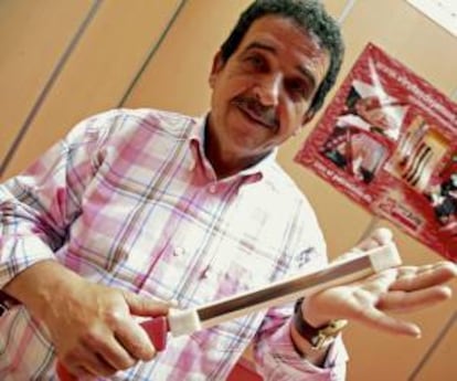 Un abulense de El Barco de Ávila, Juan Manuel Gómez, presenta en la Feria de la Industria Cárnica, en Guijuelo (Salamanca), el cuchillo "jamonero" para ciegos que ha patentado y que cuenta con el beneplácito de la ONCE. EFE/Archivo