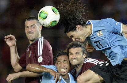 Cavani cabecea, en el partido ante Venezuela. 