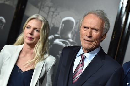 Clint Eastwood y Christina Sandera en el estreno de '15:17 Tren a París' en los estudios de Warner Bros. en California, en febrero de 2018.