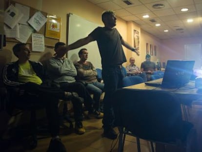 Pacientes con problemas de salud mental durante un taller, en Granada.