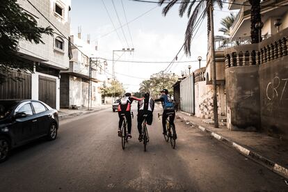 Alaa al-Dali, líder del equipo ciclista palestino, se entrena con Nedal Shaloof (a la izquierda) y Ayman Zoroub (a la derecha), dos de sus compañeros de equipo que lo apoyaron en los momentos más duros.