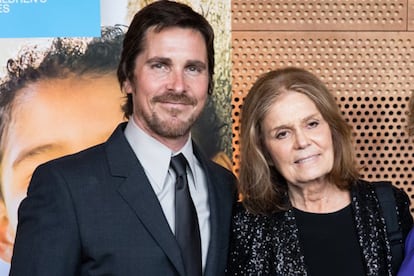 Christian Bale – Muy pocos cinéfilos son conocedores de que el ganador del Oscar y protagonista de filmes como El caballero oscuro tiene como madrastra a una de las figuras feministas más reconocidas de nuestro tiempo: Gloria Steinem. Su padre, el empresario y activista sudafricano David Bale, se casó con la autora y periodista en el año 2000, tres años antes de morir a causa de un linfoma a los 62 años. Steinem y el estelar intérprete conservan una estrecha relación y se les ha visto juntos en diferentes causas solidarias.