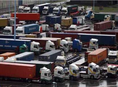 Un grupo de camiones con contenedores en el puerto de Bilbao.