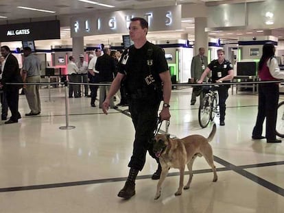 Policías estadounidenses de vigilancia en un aeropuerto en Atlanta.