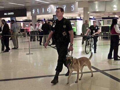 Policías estadounidenses de vigilancia en un aeropuerto en Atlanta.