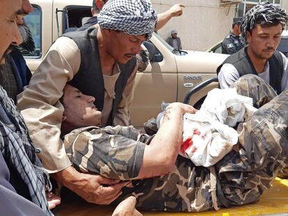 Personal de la agencia de inteligencia afgana herido en un atentado en la ciudad de Aybak, ese lunes.