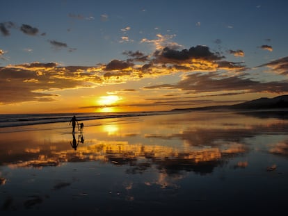 Puesta de sol en la playa El Cuco, El Salvador.