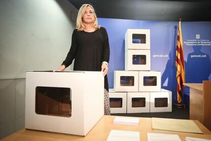 La vicepresidenta Joana Ortega amb les urnes.