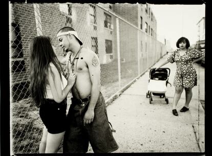 'Anthony ligando con Giselle, Vivian esperando, Lorimer Street, Williamsburg, Brooklyn', 1996. De la serie 'We Skate Hardcore'.