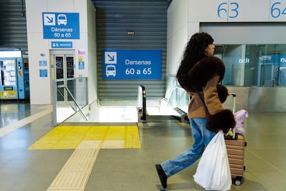 Huelga de conductores de autobuses en la estación de Méndez Álvaro en Madrid, este lunes. 