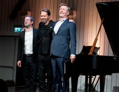 Los pianistas Bertrand Chamayou y Leif Ove Andsnes junto al actor noruego Henrik Mestad, el domingo pasado en Rosendal.