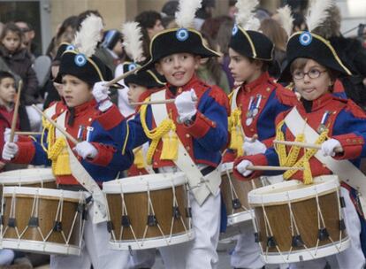 Un grupo de niños de la sociedad Euskal Billera, una de las 52 que desfiló ayer por las calles de San Sebastián.