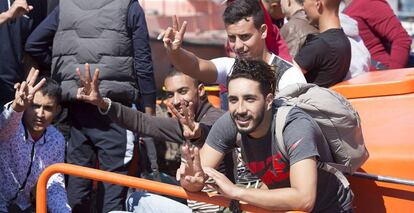Migrantes de origen magrebí tras ser rescatados en Motril.