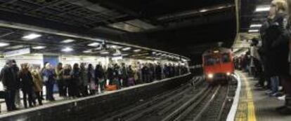 Viajeros esperan en los andenes de la estacin de metro de Victoria, en Londres (Reino Unido), el pasado 6 de febrero. EFE/Archivo