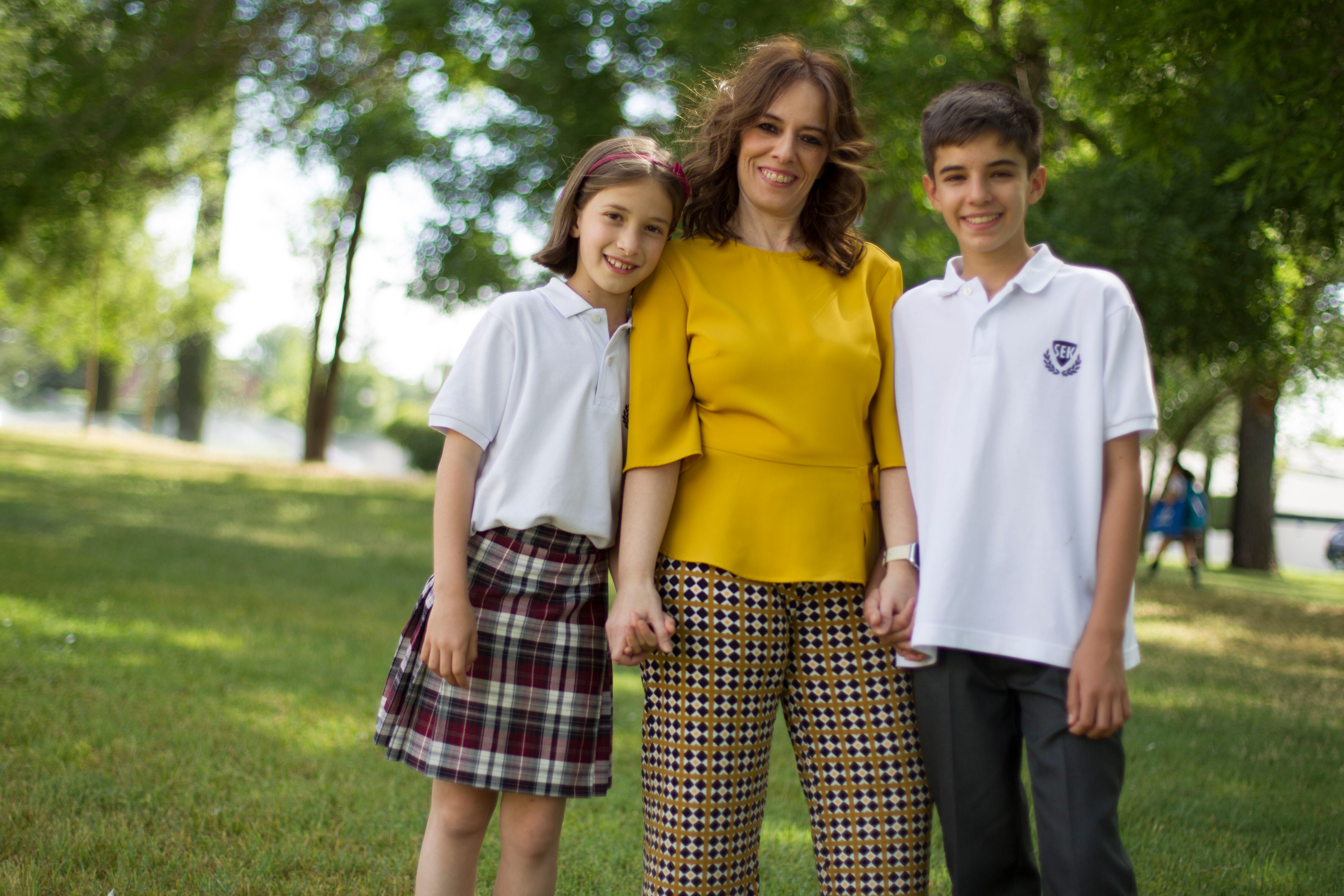 Aurora, Juan y Violeta, a la salida del colegio. 