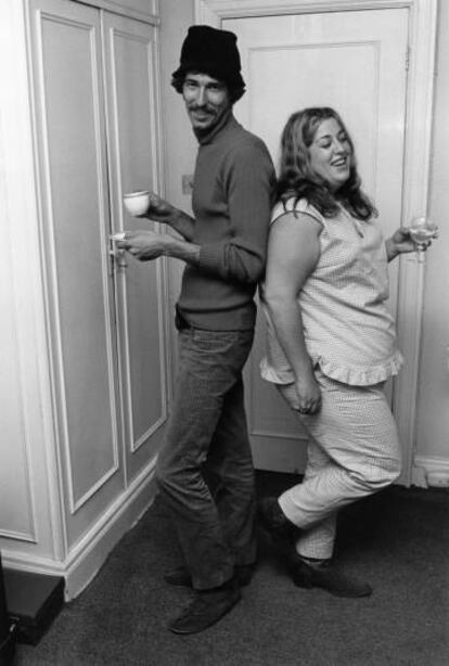 La vocalista de Mamas & The Papas, la gran Cass Elliot, apareció sin vida en un apartamento Londres a los 32 años de edad y se extendió el rumor de que esta muerte prematura la provocó su glotonería. En la imagen, Cass junto a su compañero John Phillips.