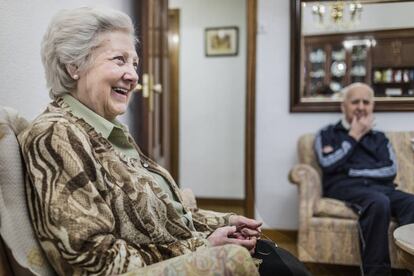 La vieja Singer a pedales cedida por Elvira Tapia fue el regalo navideño de su abuela.