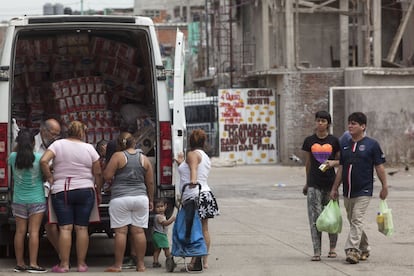 Vecinos del barrio hacen la compra.