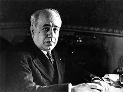 Manuel Azaña, presidente de la Segunda República española, en su despacho.
