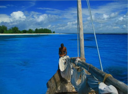 Pescador en la costa de Zanzíbar, en Tanzania, destino incluido en la ruta <i>Memorias de África</i>