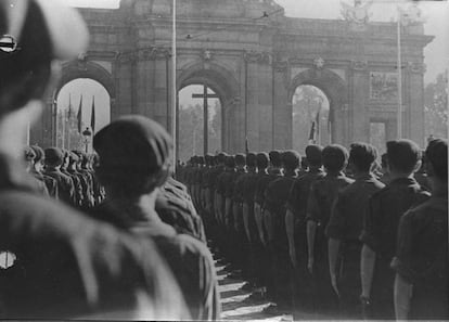 Fotografía agujereada de un desfile falangista en la Puerta de Alcalá de Madrid, en 1941.