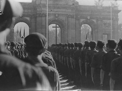 Fotografía agujereada de un desfile falangista en la Puerta de Alcalá de Madrid, en 1941.