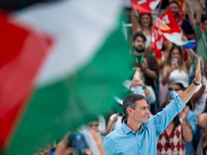 Pedro Sánchez asiste a un acto del partido socialista con militantes, este domingo en Málaga. 
