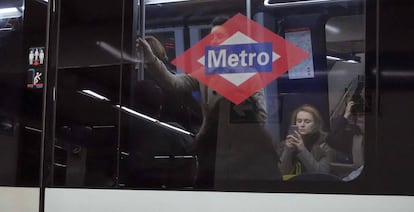 Pasajeros en el Metro de Madrid, en una imagen de archivo.