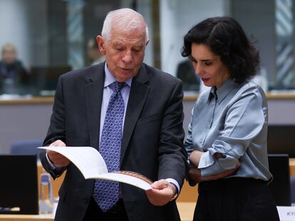 El jefe de la diplomacia europea, Josep Borrell, con la ministra de Exteriores belga, Hadja Lahbib, al comienzo del Consejo de Asuntos Exteriores, este lunes en Bruselas.