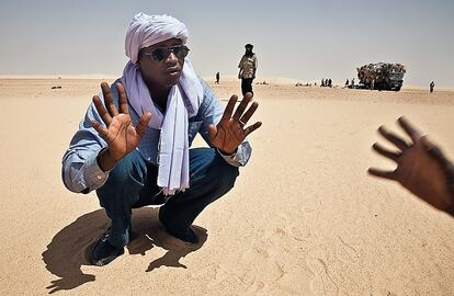 M. K. es especialista en estos movimientos por el desierto del Teneré. Explica cómo las autoridades de Dirkou, en cuanto tienen noticia de que un camión abandona Agadez hacia el oasis, envían un <i>convoy de repatriación</i>.