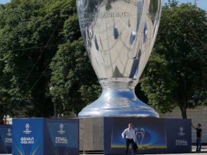 Réplica gigante de la copa de la Champions en el centro de Kiev.