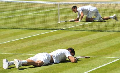 Un momento del partido disputado entre Grigor Dimitrov y Novak Djokovic en el All England Tennis de Wimbledon, Londres. El serbio venció en cuatro sets al ruso.