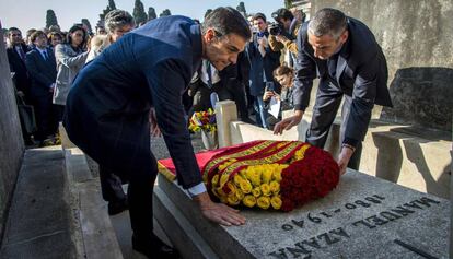 Pedro Sánchez rinde homenaje a Azaña en el cementerio de Montauban.