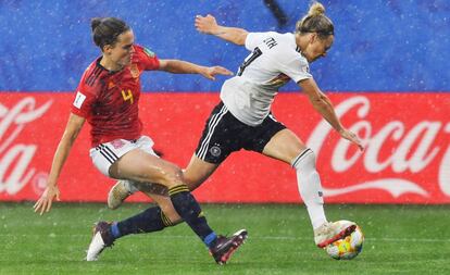 Irene Paredespugna por un balón con Svenja Huth durante el partido de la primera fase del Mundial.