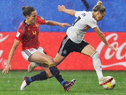 Irene Paredespugna por un balón con Svenja Huth durante el partido de la primera fase del Mundial.