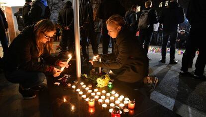 Dos mujeres prenden velas frente al Ministerio de Asuntos Exteriores de Ucrania en recuerdo de Kateryna Gandzyuk. 