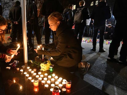 Dos mujeres prenden velas frente al Ministerio de Asuntos Exteriores de Ucrania en recuerdo de Kateryna Gandzyuk. 