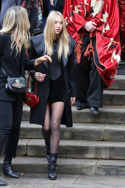 Otra imagen de la hija de Kate Moss y el editor Jefferson Hack, Lila Grace, en la que se puede apreciar que luce un bolso de Vivienne Westwood.