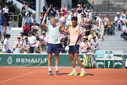 El tenista Rodrigo Pacheco (d) junto al ruso Yaroslav Denim tras ganar el torneo de dobles en Roland Garros.