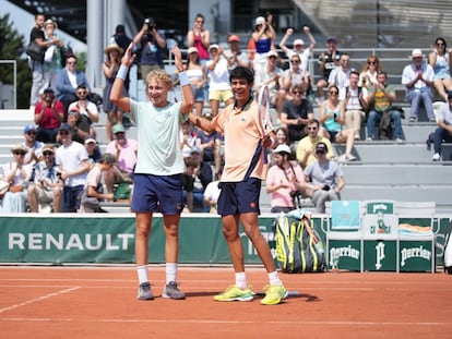 El tenista Rodrigo Pacheco (d) junto al ruso Yaroslav Denim tras ganar el torneo de dobles en Roland Garros.