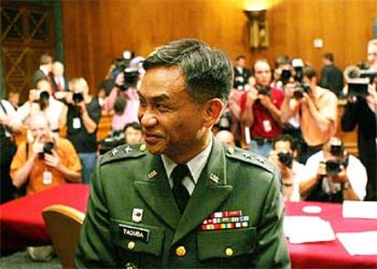 El general Taguba, antes de testificar ante el Comité de las Fuerzas Armadas del Senado en Washington.