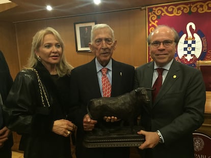 Paco Camino, en el centro, en marzo de 2020, en la entrega del Premio Joaquín Vidal, acompañado por su esposa, Isabel Sánchez Flor, y Javier López Galiacho.