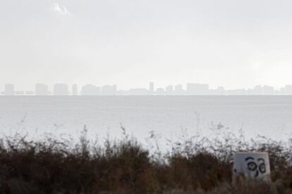 La silueta de los edificios de La Manga del mar Menor se dibuja sobre el horizonte de la laguna salada.