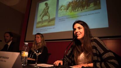 La investigadora y tatuadora Paula Muñoz (der.) durante una conferencia en la Casa Asia de Madrid.